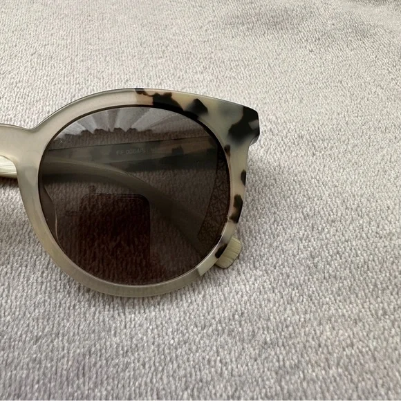 Fendi Cream Tri-Pattern Tortoise Sunglasses display picture 2